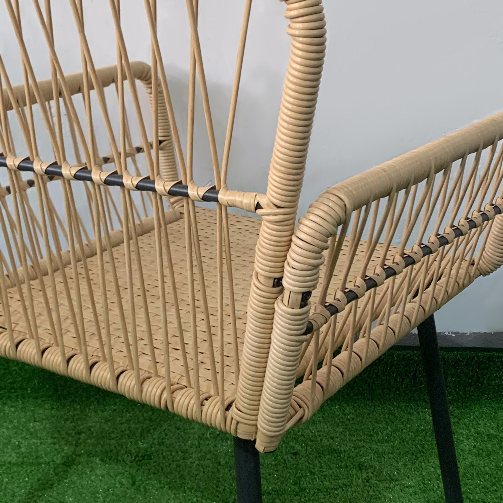 Solarias Ensemble salon de jardin 4 pièces canapé 2 places 2 fauteuils avec 7 coussins 1 table basse ronde, résine tressée